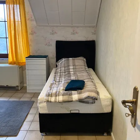 Geraeumiges Ganzes 90 M Zwei Schlafzimmer Wlan Privat Parkplatz Grosse Kueche Mit Essbereich Badewanne Waschmaschine Spuelmaschine Gesamte Gehoert Ihnen Duisburg