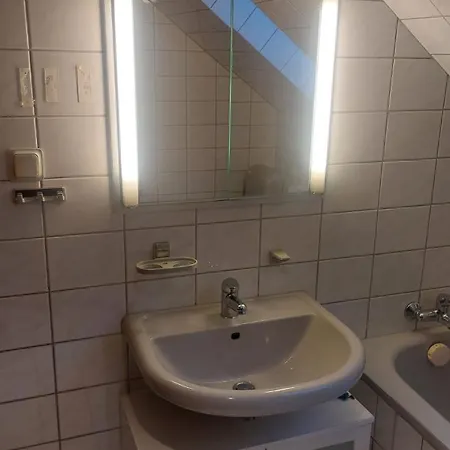 Geraeumiges Ganzes 90 M Zwei Schlafzimmer Wlan Privat Parkplatz Grosse Kueche Mit Essbereich Badewanne Waschmaschine Spuelmaschine Gesamte Gehoert Ihnen Lejlighed Duisburg