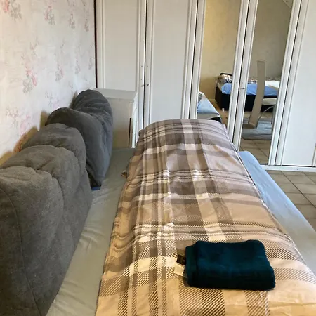 Geraeumiges Ganzes 90 M Zwei Schlafzimmer Wlan Privat Parkplatz Grosse Kueche Mit Essbereich Badewanne Waschmaschine Spuelmaschine Gesamte Gehoert Ihnen Lejlighed Duisburg