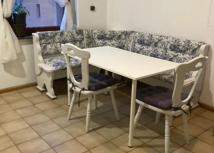 Geraeumiges Apartment 90 M Zwei Schlafzimmer Grosse Kueche Mit Essbereich Badewanne Waschmaschine Spuelmaschine Gesamte Unterkunft Gehoert Ihnen *