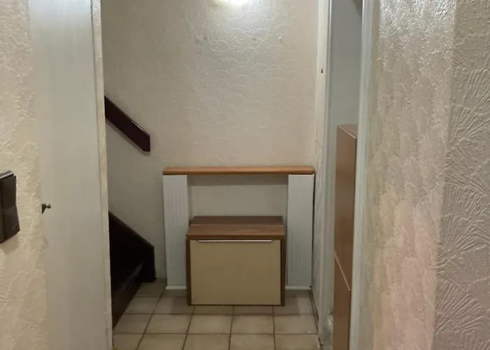 Geraeumiges Apartment 90 M Zwei Schlafzimmer Grosse Kueche Mit Essbereich Badewanne Waschmaschine Spuelmaschine Gesamte Unterkunft Gehoert Ihnen *