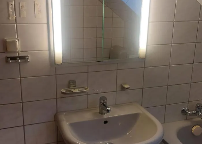 Geraeumiges Ganzes Apartment 90 M Zwei Schlafzimmer Wlan Privat Parkplatz Grosse Kueche Mit Essbereich Badewanne Waschmaschine Spuelmaschine Gesamte Unterkunft Gehoert Ihnen Appartement Duisburg