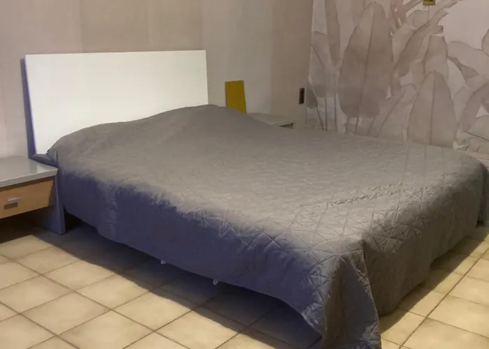 Geraeumiges Apartment 90 M Zwei Schlafzimmer Grosse Kueche Mit Essbereich Badewanne Waschmaschine Spuelmaschine Gesamte Unterkunft Gehoert Ihnen Appartement
